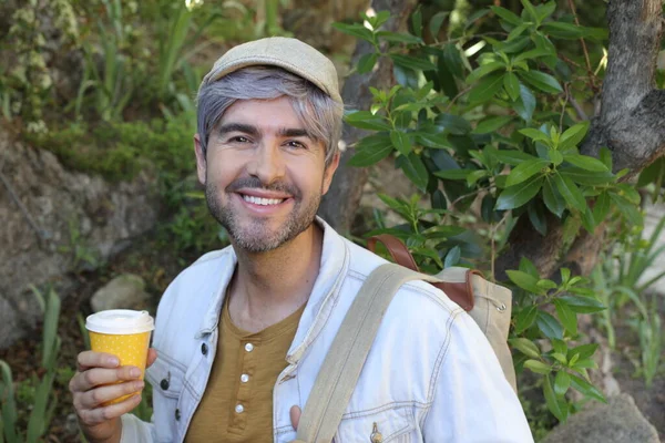 长得帅 头发灰白的成年男子的特写 拿着一杯关于自然的咖啡 — 图库照片