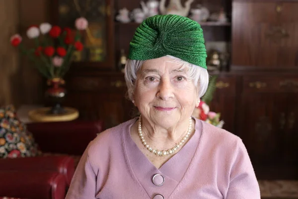 Close Portrait Mature Woman Green Hat Home — Stock Photo, Image