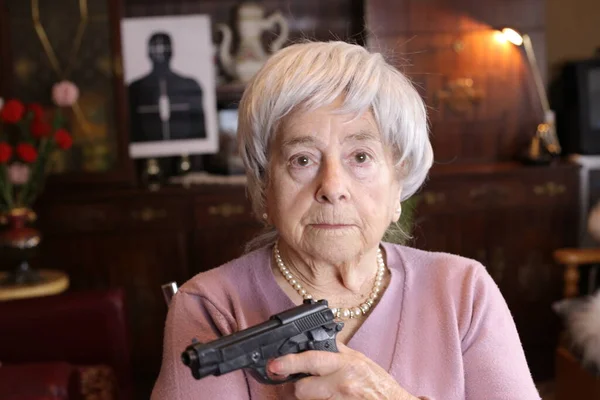 Primer Plano Retrato Mujer Madura Con Pistola Casa —  Fotos de Stock