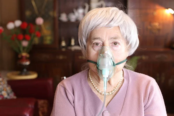 Close Retrato Mulher Madura Durante Terapia Oxigênio Com Máscara Facial — Fotografia de Stock