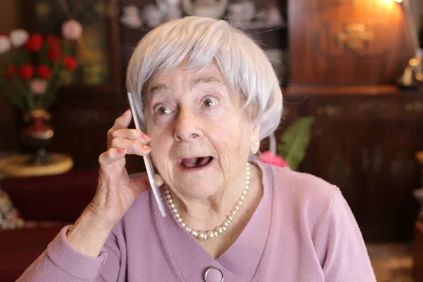 Крупным Планом Портрет Взрослой Женщины Разговаривающей Телефону Дома — стоковое фото