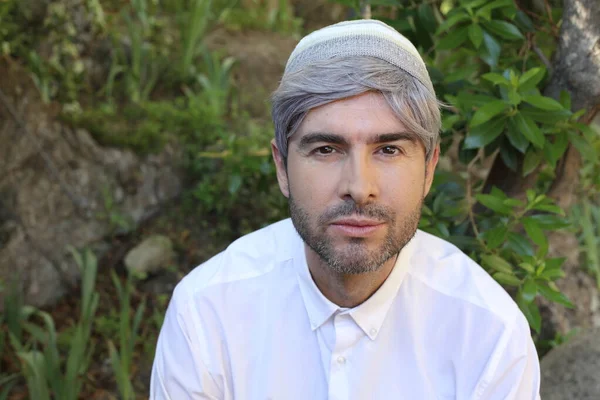 Крупным Планом Портрет Красивого Взрослого Мужчины Седыми Волосами Мусульманской Шляпе — стоковое фото