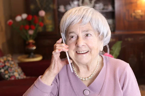 Evde Telefonla Konuşan Olgun Bir Kadının Yakın Plan Portresi — Stok fotoğraf
