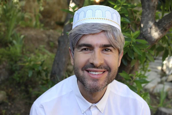 头戴穆斯林礼帽的英俊成年男子关于自然的特写 — 图库照片