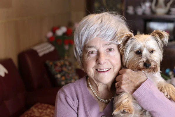 Close Retrato Mulher Madura Com Seu Cachorro Yorkshire Casa — Fotografia de Stock