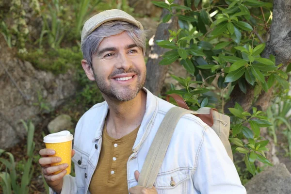 长得帅 头发灰白的成年男子的特写 拿着一杯关于自然的咖啡 — 图库照片