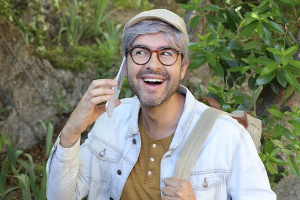 Gri Saçlı Telefonla Konuşan Yakışıklı Yetişkin Bir Adamın Yakın Plan — Stok fotoğraf