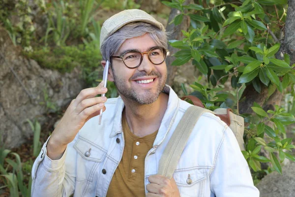 Primer Plano Retrato Hombre Adulto Guapo Con Pelo Gris Hablando — Foto de Stock