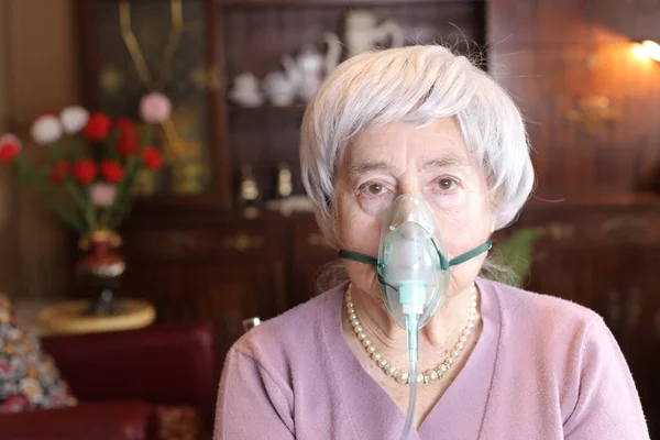 Close Retrato Mulher Madura Durante Terapia Oxigênio Com Máscara Facial — Fotografia de Stock