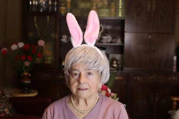 自宅でウサギの耳を持つ成熟した女性のクローズアップ肖像画 — ストック写真