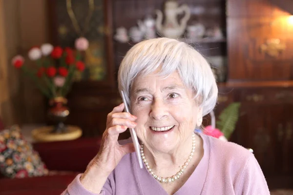 Крупным Планом Портрет Взрослой Женщины Разговаривающей Телефону Дома — стоковое фото