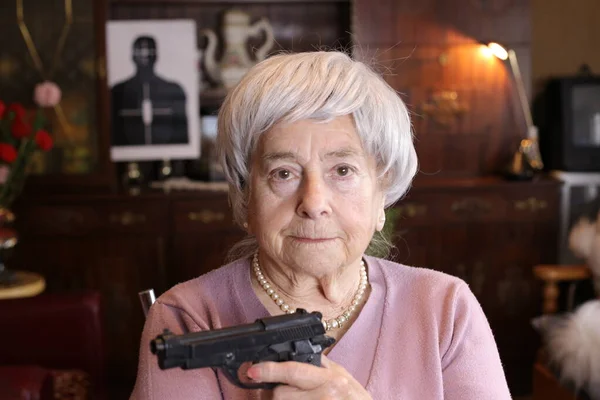 Ritratto Ravvicinato Donna Matura Con Pistola Casa — Foto Stock