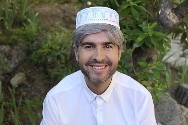 Close Retrato Belo Homem Adulto Com Cabelos Grisalhos Chapéu Muçulmano — Fotografia de Stock