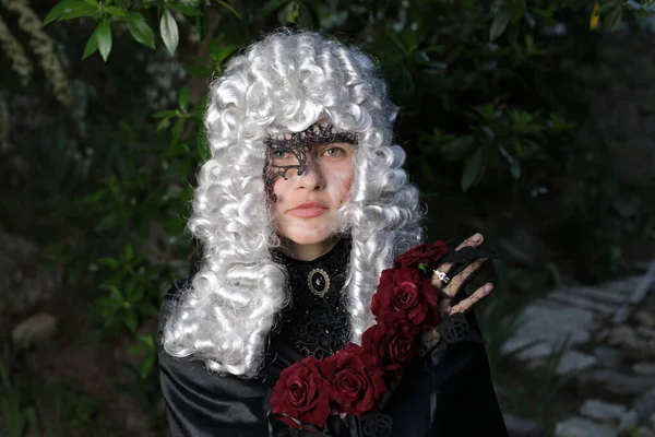 Πορτρέτο Της Νεαρής Γυναίκας Στη Βικτοριανή Περούκα Και Φόρεμα Εξωτερικούς — Φωτογραφία Αρχείου