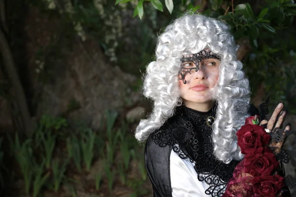 Retrato Mujer Joven Peluca Victoriana Vestido Aire Libre Parque —  Fotos de Stock