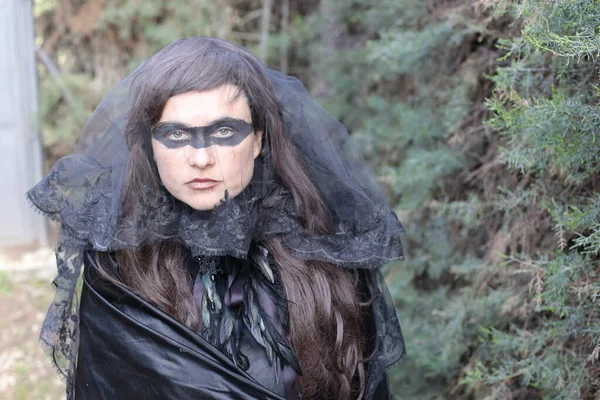 Retrato Mujer Joven Vestido Negro Con Pintura Los Ojos Aire — Foto de Stock