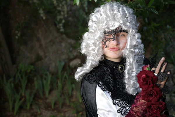 Retrato Mujer Joven Peluca Victoriana Vestido Aire Libre Parque — Foto de Stock