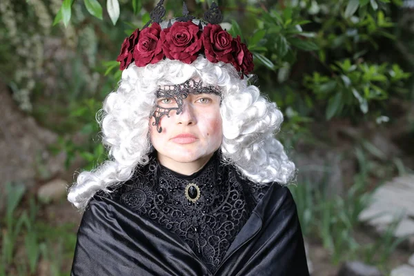 Retrato Mujer Joven Peluca Victoriana Corona Rosas Vestido Aire Libre —  Fotos de Stock