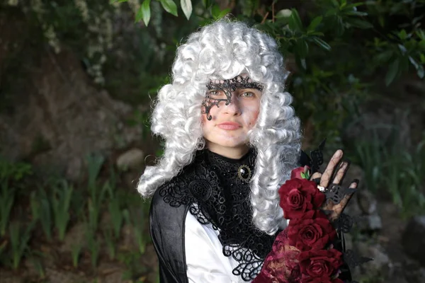 Potret Wanita Muda Wig Victoria Dan Pakaian Luar Ruangan Taman — Stok Foto