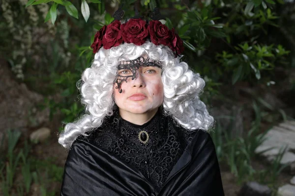 Portrait Jeune Femme Perruque Victorienne Couronne Roses Robe Extérieur Dans — Photo