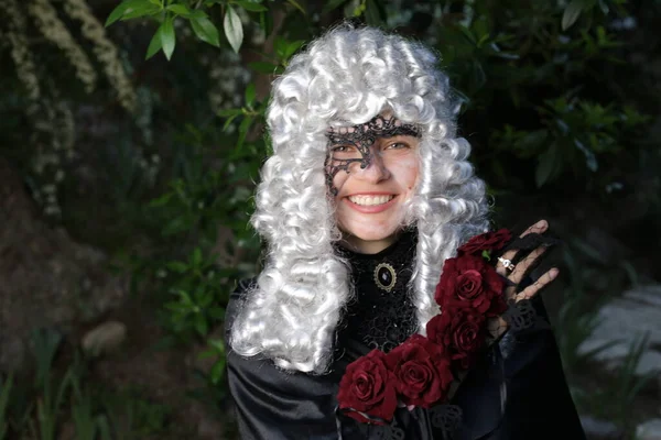 Retrato Mujer Joven Peluca Victoriana Vestido Aire Libre Parque — Foto de Stock