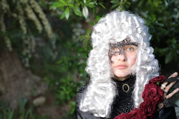 Retrato Mujer Joven Peluca Victoriana Vestido Aire Libre Parque — Foto de Stock