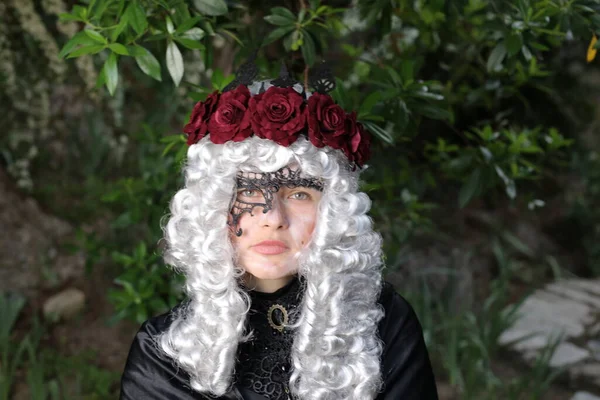 Portret Młodej Kobiety Wiktoriańskiej Peruce Wieniec Róż Sukienka Świeżym Powietrzu — Zdjęcie stockowe