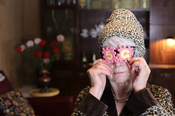 Portrait Gros Plan Femme Mûre Chapeau Avec Des Signes Devant — Photo