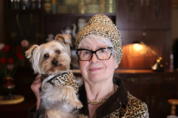 Nahaufnahme Porträt Einer Reifen Frau Die Ihren Entzückenden Yorkshire Terrier — Stockfoto