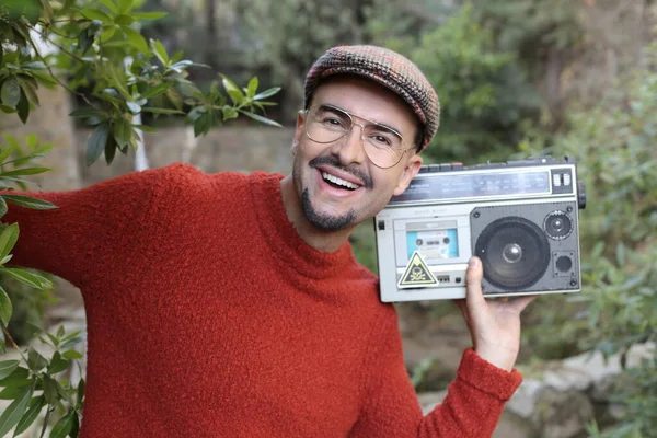 Close Retrato Belo Jovem Roupas Elegantes Ouvir Música Com Boombox — Fotografia de Stock