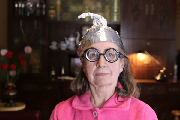 Primer Plano Retrato Mujer Madura Papel Aluminio Sombrero Casa — Foto de Stock