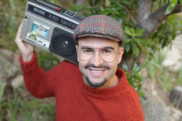 Ritratto Ravvicinato Bel Giovane Abiti Eleganti Ascoltare Musica Con Boombox — Foto Stock