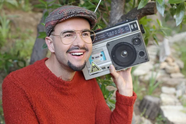 Close Retrato Belo Jovem Roupas Elegantes Ouvir Música Com Boombox — Fotografia de Stock