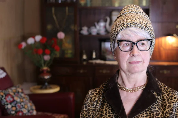 Close Portrait Mature Woman Leopard Jacket Hat Home — Φωτογραφία Αρχείου