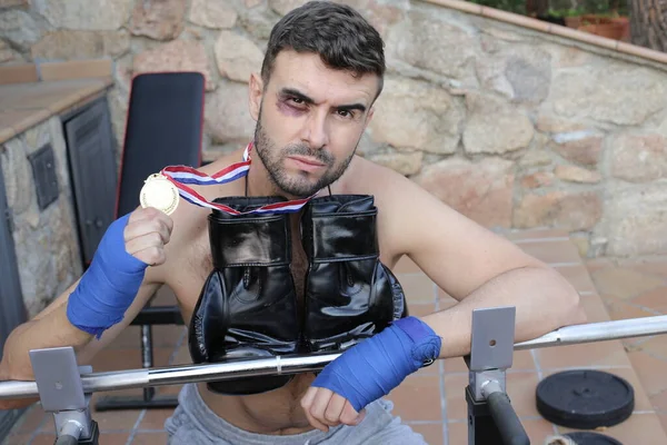 Portrait Gros Plan Homme Avec Des Gants Boxe Une Médaille — Photo