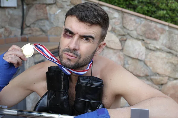 Close Retrato Homem Com Luvas Boxe Medalha Pendurada Pescoço Parque — Fotografia de Stock