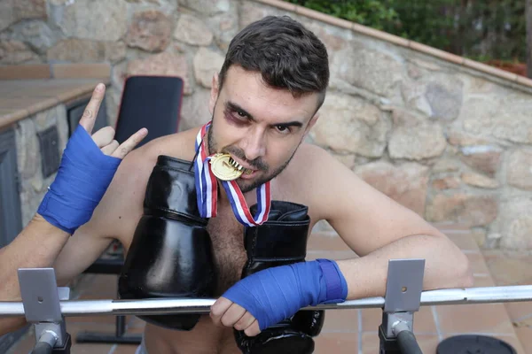 Portrait Gros Plan Homme Avec Des Gants Boxe Une Médaille — Photo