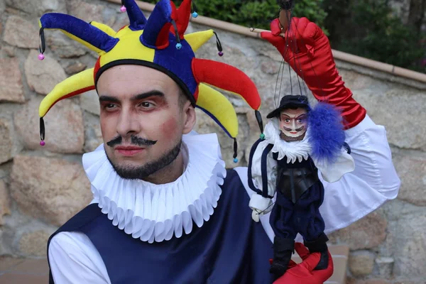 Close Retrato Jovem Chapéu Coringa Fantoche Segurando Traje Parque — Fotografia de Stock