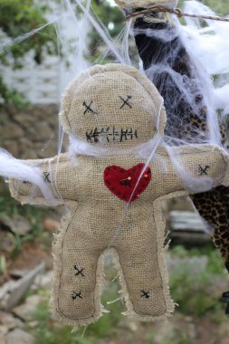 Örümcek ağıyla kaplı vudu bebeğinin yakın plan çekimi.