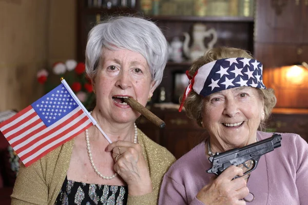 Portrait Deux Femmes Matures Avec Des Drapeaux Américains Maison — Photo