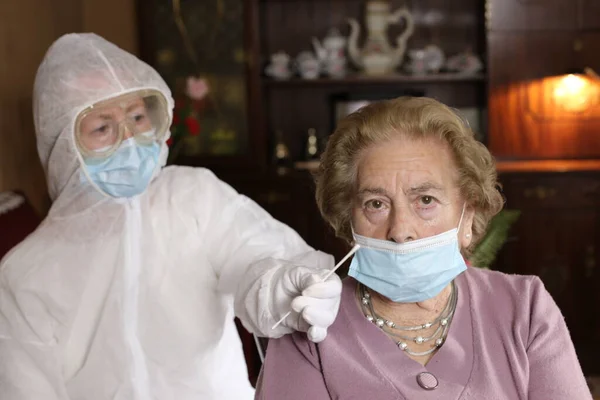 Retrato Duas Mulheres Maduras Com Médico Traje Protetor Casa Conceito — Fotografia de Stock