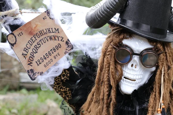 Ritratto Ravvicinato Persona Maschera Halloween Spaventoso Che Tiene Ouija Bordo — Foto Stock