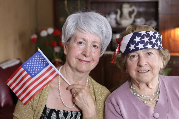 Retrato Duas Mulheres Maduras Com Bandeiras Dos Eua Casa — Fotografia de Stock