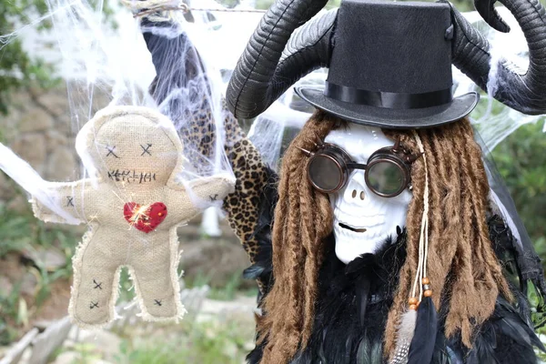 头戴可怕的万圣节面具 手持巫术娃娃的人的特写 — 图库照片