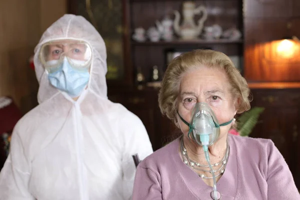 Retrato Duas Mulheres Maduras Máscara Oxigênio Com Médico Traje Protetor — Fotografia de Stock