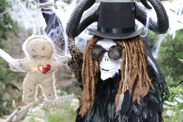 Nahaufnahme Porträt Einer Person Gruseliger Halloween Maske Mit Voodoo Puppe — Stockfoto