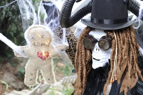 Nahaufnahme Porträt Einer Person Gruseliger Halloween Maske Mit Voodoo Puppe — Stockfoto