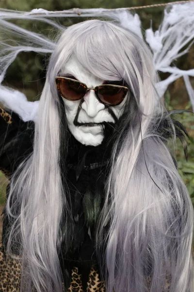 Zbliżenie Portret Osoby Strasznej Masce Halloween Okularami Przeciwsłonecznymi — Zdjęcie stockowe