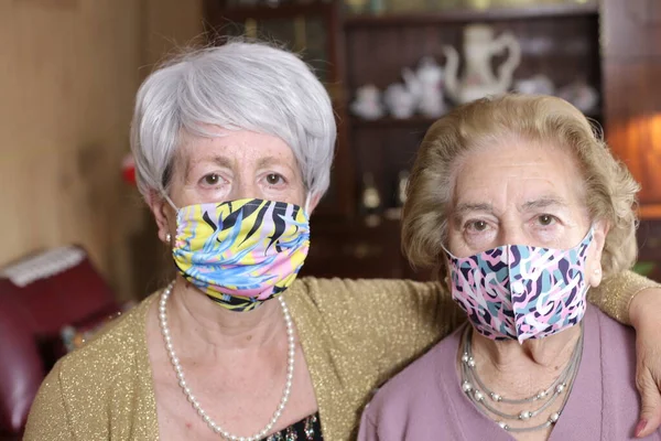 Retrato Duas Mulheres Maduras Máscaras Respiratórias Casa Conceito Covid — Fotografia de Stock