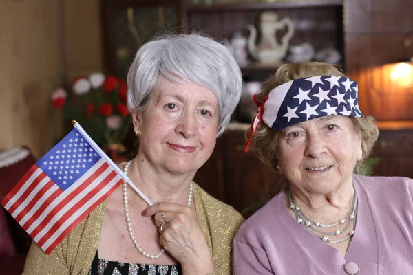 Retrato Duas Mulheres Maduras Com Bandeiras Dos Eua Casa — Fotografia de Stock